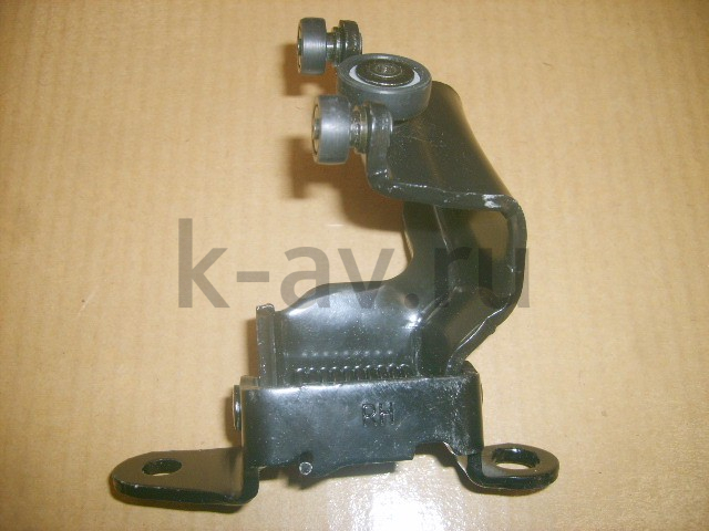 картинка РОЛИК СДВИЖНОЙ ДВЕРИ СРЕДНИЙ ПРАВЫЙ С КРОНШТЕЙНОМ - COWRY (6206400-V08) от магазина Китай-Авто